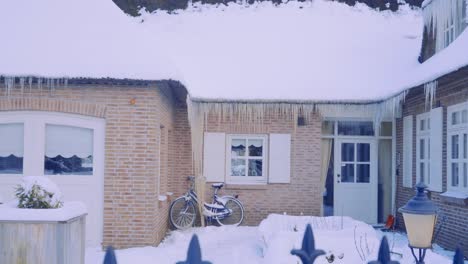 Schneebedeckter-Vorgarten-Von-Casual-Niederlanden-Einstöckiges-Haus-Mit-Eiszapfen