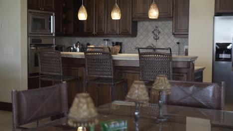 Wohnzimmer-Neben-Küche-Mit-Tisch-Und-Stühlen,-Dekoration