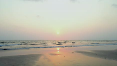 Sonnenuntergang-Wellen-Friedlich-Indien-Goa-Strand-Drohne-Erschossen