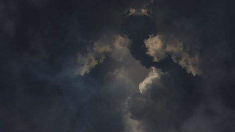 Es-Gab-Ein-Gewitter-Mit-Einem-Blitz-In-Den-Dicken-Kumulonimbuswolken