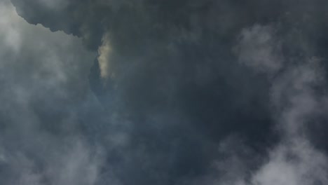 Sicht-Gewitter,-Blitzeinschläge-Auf-Dunkle-Kumulonimbuswolken