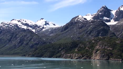 Alaska's-landscape-in-the-summertime,-Tarr-Inlet