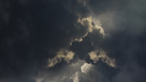 Espesas-Nubes-Cumulonimbus-Que-Cubrían-La-Luz-Del-Sol-Y-Una-Tormenta-Eléctrica-Las-Rodeaba
