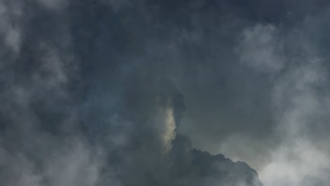 Un-Relámpago-Sobre-Nubes-Cumulonimbus-Oscuras,-Una-Tormenta