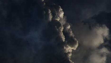 Nubes-Cumulonimbus-Oscuras-Se-Movieron-Con-Tormentas-Eléctricas-En-Ellas