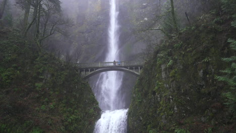 Cascada-Multnomah-Cae-En-Portland-Oregon-Durante-Un-Día-Nublado