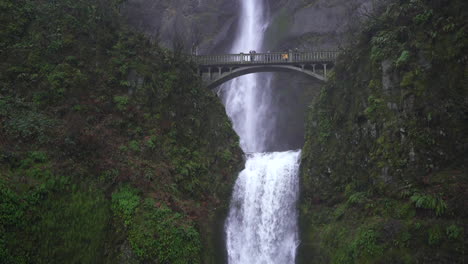 Cascada-Multnomah-Cae-En-Portland-Oregon-Durante-Un-Día-Nublado