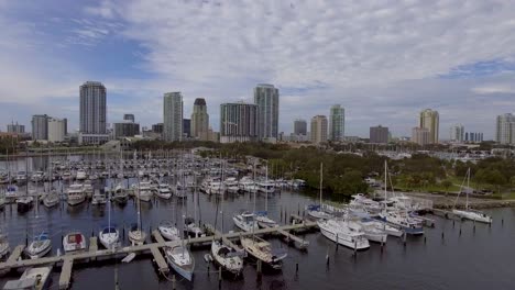 4k-Luftdrohnenvideo-Von-Segelbooten-Am-Jachthafen-In-Tampa-Bay-Und-Skyline-Von-Hochhaus-Eigentumswohnungen-In-Der-Innenstadt-Von-St