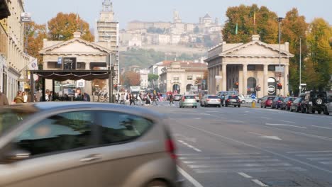 Citta-Alta-Von-Bergamo-Am-Horizont,-Während-Autos-Im-Nebel-Herumfahren