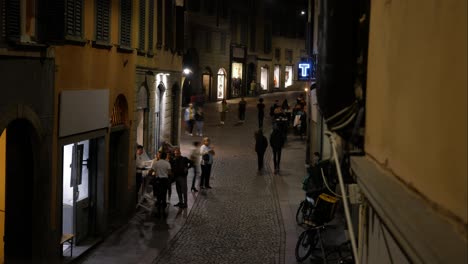 Gente-Caminando-En-La-Estrecha-Calle-Del-Casco-Antiguo-De-Bérgamo,-Vista-De-Lapso-De-Tiempo