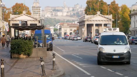 Stadtverkehr-In-Der-Innenstadt-Von-Bergamo-Mit-Citta-Alta-Im-Horizont,-Statische-Ansicht