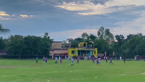 Gruppe-Von-Männern,-Die-Fußball-Auf-Rasenplatz-Im-Ländlichen-Bangladesch-Spielen
