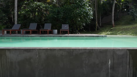 Liegestühle-Am-Pool-Eines-Privaten-Resorts-In-Der-Tropischen-Landschaft-Sri-Lankas