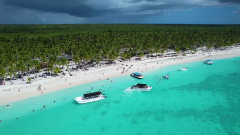 Atemberaubender-Strand-In-Der-Karibik-Auf-Einer-Insel-Mit-Booten-Und-Palmen,-Insel-Saona
