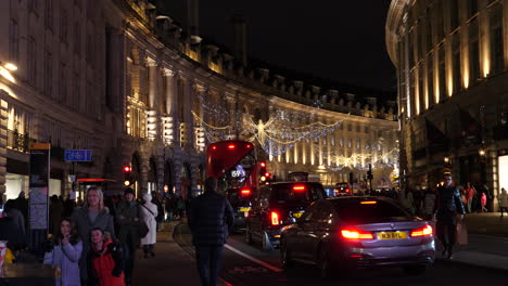 Gente-Comprando-En-Regent-Street-Londres-Durante-La-Temporada-Navideña,-De-Noche