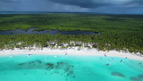Karibische-Insel-Epische-Luftaufnahme-Des-Strandes-Mit-Einem-Atemberaubenden-Natürlichen-Wasserreservat-Im-Hintergrund
