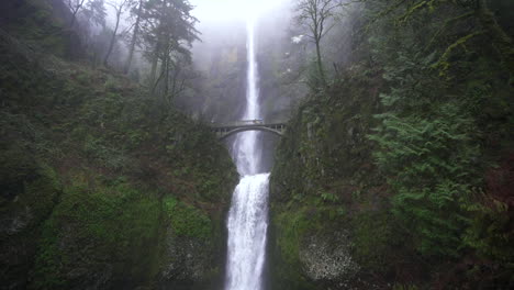 Waterfall-Multnomah-Falls-in-Portland-Oregon-during-an-overcast-day