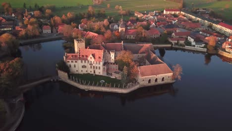 Castillo-De-Agua-De-Flechtingen,-Wasserburg-Flechtingen,-Alemania.-Vista-Aérea