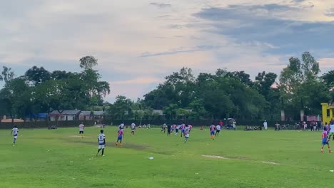Hombres-Jóvenes-Jugando-Al-Fútbol-En-Un-Campo-En-La-Aldea-De-Bangladesh