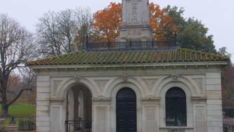 Tilt-up-shot-of-an-old-monument-in-Hyde-Park-in-London,-UK-during-an-autumn-evening