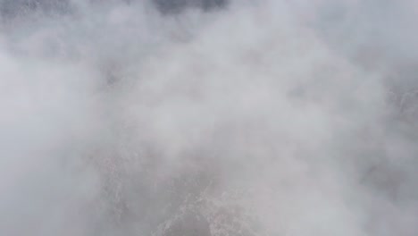 Volando-A-Través-De-Montañas-Nubladas-Tiro-Aéreo-Drone-Thermessos,-Antalya,-Turquía
