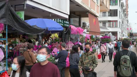 Chinesische-Käufer-Kaufen-Dekorative-Chinesische-Neujahrsthemenblumen-Und-Pflanzen-An-Einem-Blumenmarkt-straßenstand-Vor-Den-Chinesischen-Neujahrsfestlichkeiten-Nach-Dem-Mond