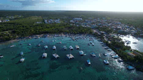 Epischer-Blick-Auf-Die-Küste-Mit-Booten-Und-Hotels-Im-Hintergrund,-Touristischer-Ort-In-Der-Karibik