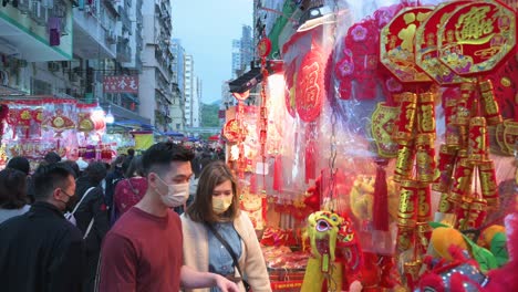 La-Gente-Compra-Artículos-De-Adornos-Decorativos-Del-Año-Nuevo-Chino-En-Un-Mercado-Callejero-Durante-La-Preparación-Para-La-Celebración-Y-Festividades-Del-Año-Nuevo-Chino