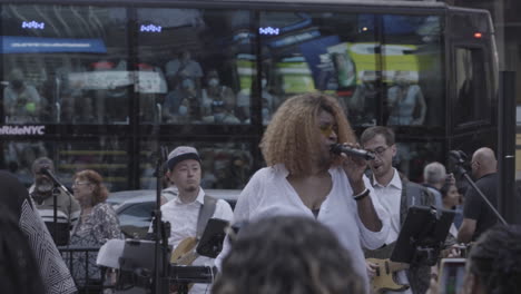 Toma-Estática-De-Una-Banda-En-Vivo-Tocando-Y-Actuando-En-La-Ciudad-De-Nueva-York