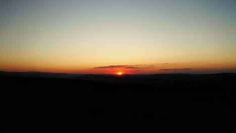 Sonnenuntergang-über-Dem-Silhouettierten-Tal-Auf-Dem-Land