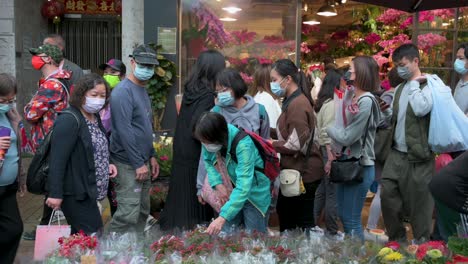 Los-Clientes-Compran-Flores-Decorativas-Del-Año-Nuevo-Chino-En-Un-Puesto-Callejero-Del-Mercado-De-Flores-Antes-De-Las-Festividades-Del-Año-Nuevo-Chino-Lunar