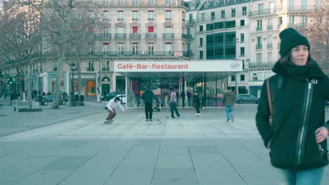 Gente-Paseando-Y-Recreando-En-La-Place-De-La-Republique-En-La-Temporada-De-Invierno-Con-árboles-Sin-Hojas