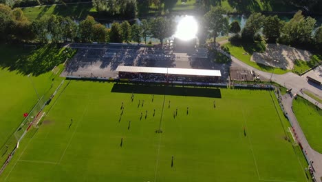 Aumento-Aéreo-Que-Muestra-Un-Partido-De-Fútbol-En-La-Ciudad-Austriaca-Kuchl