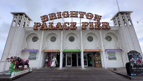 Menschen-Und-Touristen,-Die-Auf-Dem-Brighton-Palace-Pier-In-Der-Küstenstadt-Spazieren-Gehen