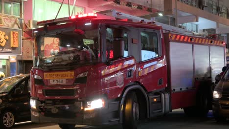 Un-Camión-De-Bomberos-Y-Un-Equipo-De-La-Unidad-De-Emergencia-De-Primeros-Auxilios,-Bomberos,-Responden-A-Una-Llamada-De-Socorro-En-Hong-Kong