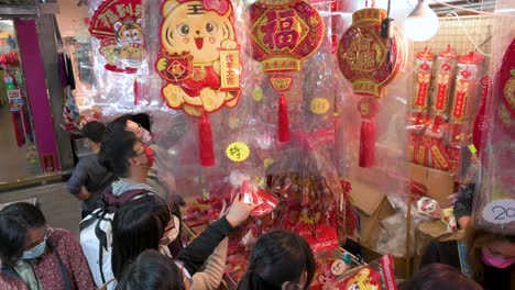 Los-Compradores-Chinos-Compran-Artículos-De-Adornos-Decorativos-Del-Año-Nuevo-Chino-En-Un-Mercado-Callejero-Durante-La-Preparación-Para-La-Celebración-Y-Festividades-Del-Año-Nuevo-Chino