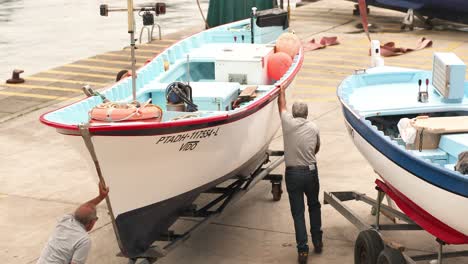 Hombres-Empujando-El-Bote-En-El-Remolque-Para-Lanzar-Para-Pescar-En-El-Puerto-De-La-Isla-De-Terceira-En-Azores,-Portugal