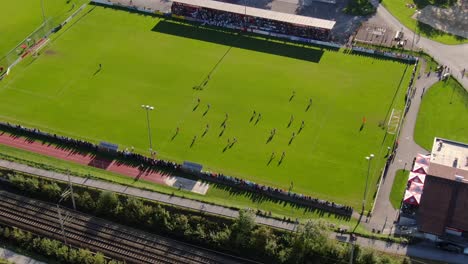 Drohnenaufnahme,-Die-Ein-Fußballspiel-In-Einer-Arena-In-Der-Stadt-Kuchl-Zeigt