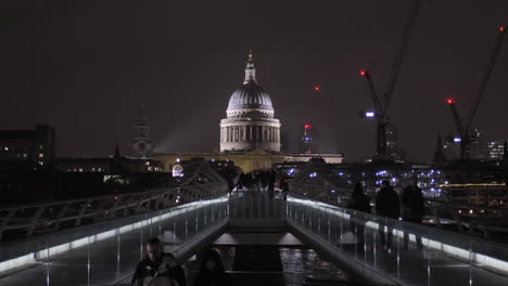 London-Millennium-Bridge-at-night,-St