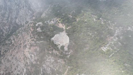 Antenne,-Die-Durch-Wolken-Absteigt,-Um-Das-Amphitheater-Von-Thermessos-Am-Hang-Zu-Enthüllen