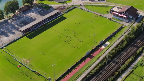 Toma-Aérea-Estática-Del-Partido-De-Fútbol-En-La-Ciudad-De-Kuchl