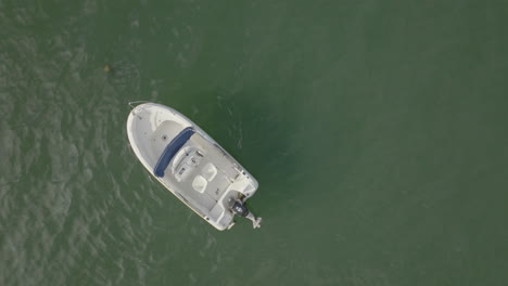 aerial-top-down-of-small-boat-isolated-on-ocean-water-zoom-out