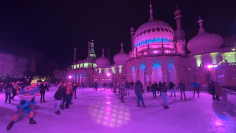 Gente-Patinando-Sobre-Hielo-En-La-Pista-De-Hielo-Royal-Pavilion-En-La-Ciudad-De-Brighton,-Inglaterra