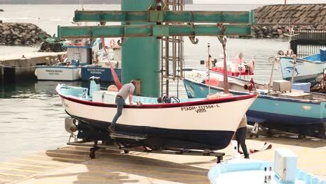 Lanzamiento-De-Barcos-De-Pesca-En-El-Muelle-De-Sao-Mateus-Da-Calheta-En-La-Isla-Terceira,-Azores,-Portugal