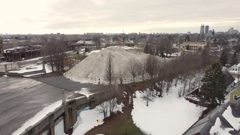 Riesige-Haufen-Entfernter-Schneeansammlungen-Auf-Straßen-In-Gefrorenen-Vorstadtvierteln-Nach-Tödlichem-Wintersturm-In-Büffeln