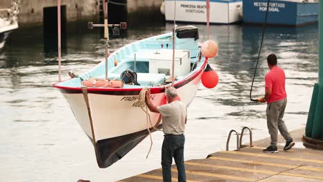 Fischerboot,-Das-Von-Einem-Marineauslegerkran-Am-Pier-Zum-Starten-Angehoben-Wird