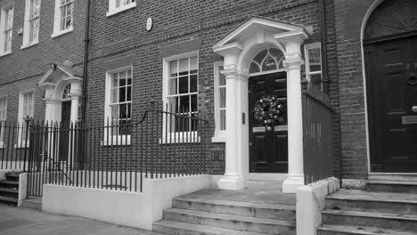 Building-With-Typical-Brick-Exterior-During-Christmas-Season-Along-The-Street-In-London,-UK