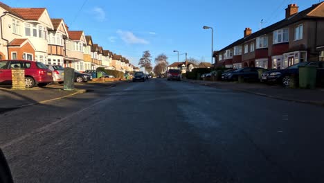 2.-Januar-2023---Low-Angle-Pov-Radfahren-Entlang-Der-Torbay-Road-In-Harrow-Am-Montagmorgen