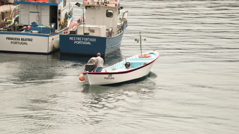 Pescadores-En-Un-Barco-De-Pesca-Navegando-En-El-Pueblo-Pesquero-De-Sao-Mateus-Da-Calheta-En-La-Isla-De-Terceira,-Azores,-Portugal