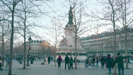 Weite-Ansicht-Des-Place-De-La-Republique-In-Paris,-Frankreich